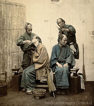 kolorierte Postkarte: ein Kunde wird rasiert und ein anderer frisiert - 1850, Japan