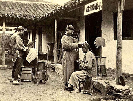 sw Foto: Wanderfriseure arbeiten am Straßenrand - 1870, China