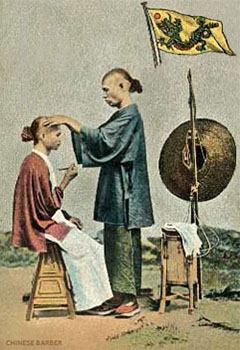 kolorierte Postkarte: Chinesischer Wanderfriseur bei der Arbeit - 1900