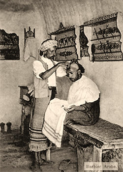 sw Postkarte: Kopfrasur eines in Friseurstube sitzenden Mannes