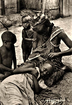 sw Postkarte: Afrikanerin macht einem Mädchen Kopfzöpfe - 1910