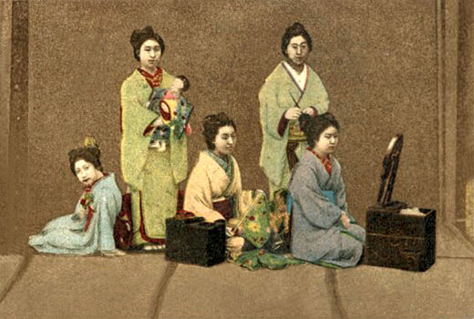 kolorierte Postkarte: Chinesin macht Frauen das Haar zurecht - 1910