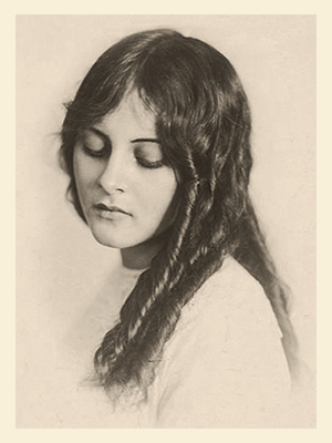 sw Foto: Frau mit Korkenzieherlocken - 1912