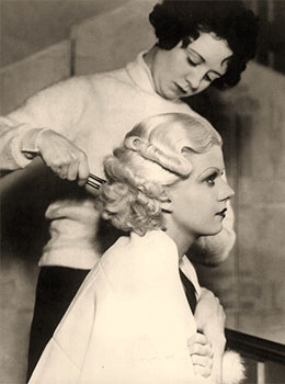 sw Foto: Haar einer Blondine wird mit Brennschere onduliert