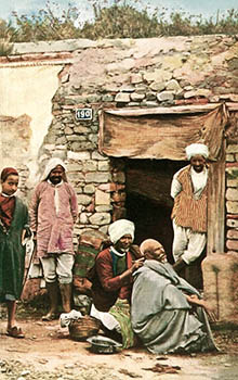 kolorierte Postkarte: Mann lässt sich den Kopf rasieren, während andere zusehen - 1930, Marokko