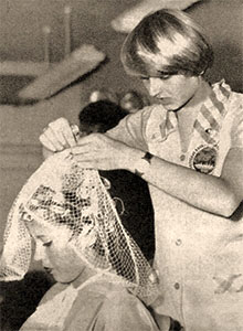 sw Foto: Friseurin legt Kundin Haarnetz über Lockenwickler - 1970