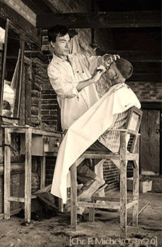 sw Foto: nepalesischer Friseur bedient auf hohem Hozszuhl sitzenden Kunden - 2010