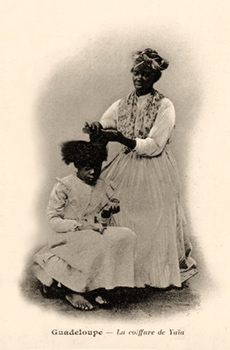 sw Postkarte: Frau frisiert ein Mädchen -1900