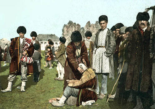 kolorierte Postkarte: Tataren lassen sich auf Wiese Haare schneiden - 1920