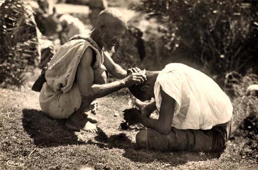 sw Foto: Mann lässt sich auf einer Wiese sitzend das Haar kürzen - 1930