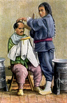 kolorierte Postkarte: Tibetanischer Friseur mit langem Zopf bei der Arbeit - 1930