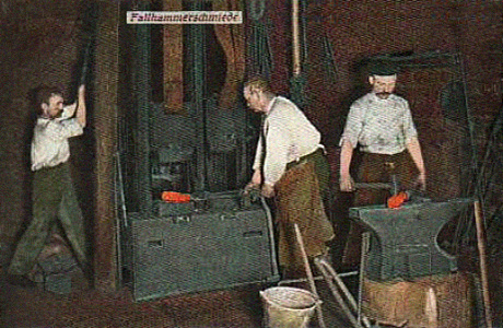 kolorierte Postkarte: zwei Schmiede arbeiten am Fallhammer und einer am Amboss - 1911