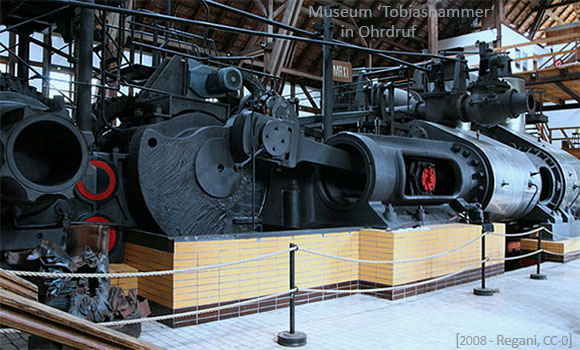 Farbfoto: ausgestellter Dampfmaschinen-Antrieb