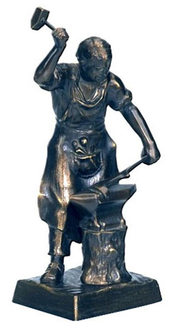 kleine Bronzefigur: Büchsenschmied bearbeitet Gewehrlauf am Amboss