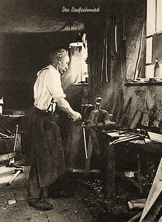 sw Postkarte: am Schraustock arbeitender älterer Schmied - 1900