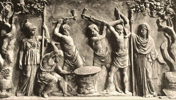 Relief: li. Athene, mittig arbeitende Schmiede, re. Göttin Hera
