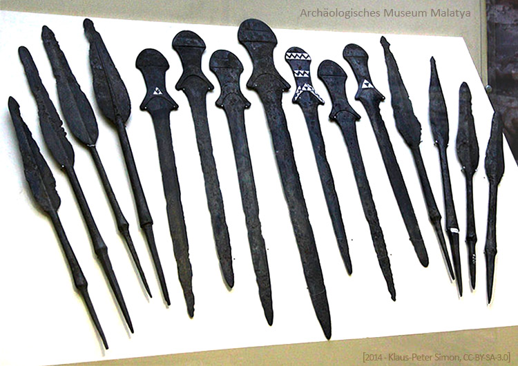 Farbfoto: mehrere ausgestellte Schwerter