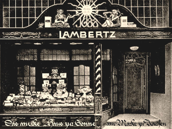 sw Fotopostkarte: zeigt den Ladeneingang mit Sonnensymbol darüber - 1900, Aachen