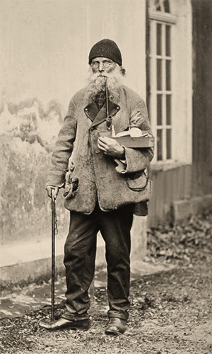sw Foto: alter Schuhwixhändler, Langpfeife rauchend unterwegs in der Stadt - 1878
