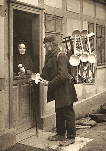 sw Foto: Händler trägt Rückengestell aus Weidenruten mit Holzlöffeln von groß bis klein - 1905