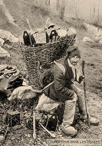 sw Fotopostkarte: franz. Laternenhändler mit riesigem Rückenkorb auf Stein rastend - 1870