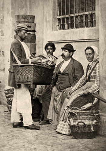 sw Foto: Händler trägt Warenkorb mit Tragband über Schulter - 1880