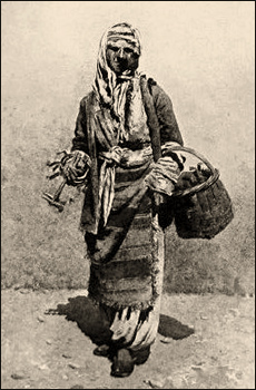 sw Gemäldefoto: türk. Hausiererin mit Hammer in der Hand und weiterem Werkzeug in Korb am Arm - 1890