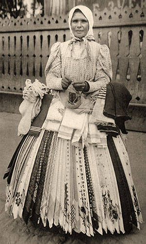 sw Foto: bulgarische Hausiererin mit Bauchladen - 1910