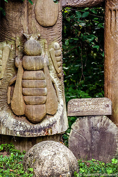 Farbfoto: Holzskulptur mit großen Bienen