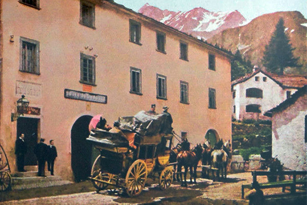 farbige Künstlerkarte: abfahrbereite Postkutsche vor Poststation in den Bergen