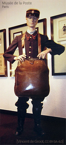 Farbfoto: ausgestellte Postmannfigur mit großem Felleisen - 1850