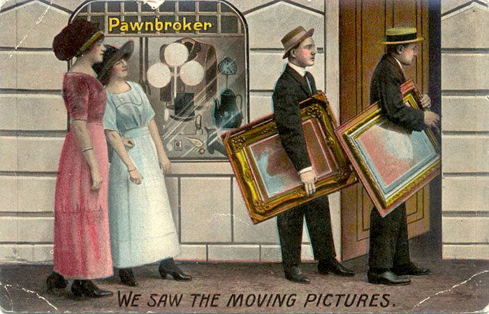Humor-Postkarte: 2 Ladys beobachten 2 Herren, die Gemälden zum Pfandleiher tragen + Text: Wir sahen die bewegten Bilder. - 1912, Engl.