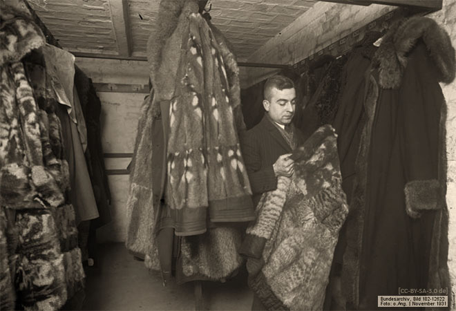sw Foto: mit Pelzmäntelverwahrung beschäftigter Mitarbeiter - 1931