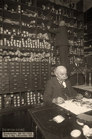 sw Foto: Mitarbeiter registrieren und sortieren Pfänder - 1931