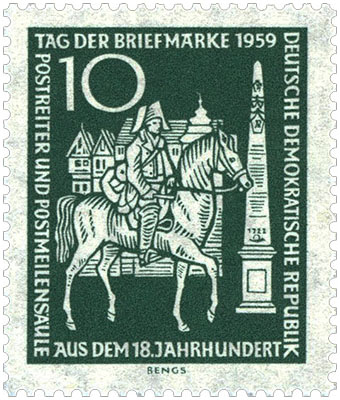 DDR-Briefmarke (1959): Bote trabt zu Pferd an Postsäule vorbei