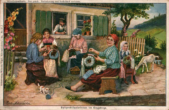 Kunstpostkarte: fünf weibliche Personen sitzen klöppeln vor dem Haus