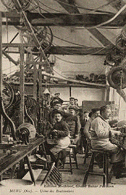 sw-Fotopstkarte: Arbeiter in einer Knopffabrik