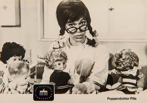 Fotopostkarte: DDR-Fernsehfigur Frau Puppendoktor Pille - 1965