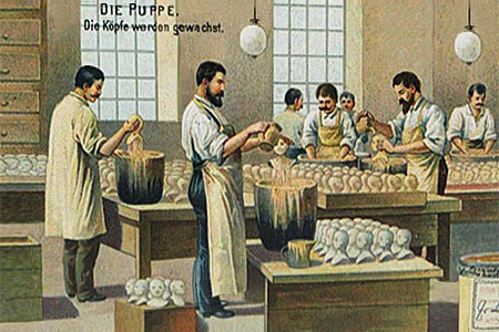 Sammelbild: Männer bearbeiten Puppenköpfe mit Wachs - 1910