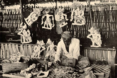 sw Foto: Mann fertigt Wajanpuppen für Schattentheater an - 1950, Java