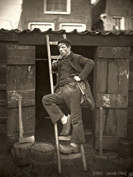 Daguerreotypie: J. Olie im Handwerkerlook mit Holzschuhen auf einer Leiter - 1862, Niederlande