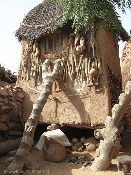 Farbfoto: Holzstamm mit stufenartigen Ausschnitten - 2007, Mali