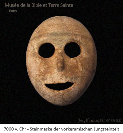 Farbfoto: Steinmaske der vorkeramischen Jungsteinzeit - 7000 v.Chr