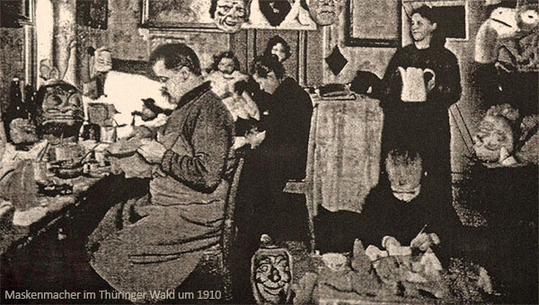sw Foto: Anfertigung von Masken in familiärer Heimarbeit ~ 191o