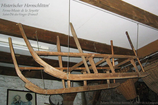 Farbfoto: alter Hornschlitten