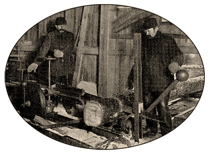 sw Foto: Streichholzmacher zerteilen Holzstämme mit einer Maschine