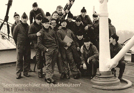sw Gruppenfoto: Seemannschüler mit Pudelmützen - 1961