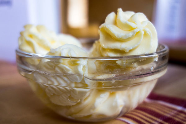 Farbfoto: Butter in Glasschälchen