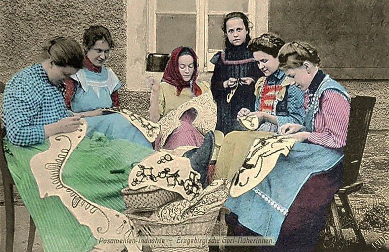altkolorierte Fotokarte: Frauen vernähen im Freien Kordel zu Mustern - 1905, Erzgebirge
