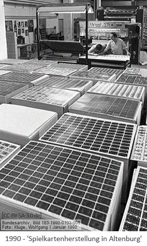 sw Foto: Arbeiter prüfen Druckqualität sowie gr. Stapel gedruckter Kartenbögen - 1990